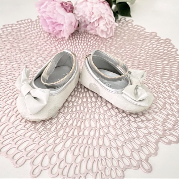 🌸3/$30🌸 Cute Baby Gap and Carter’s bundle - Picture 7 of 11